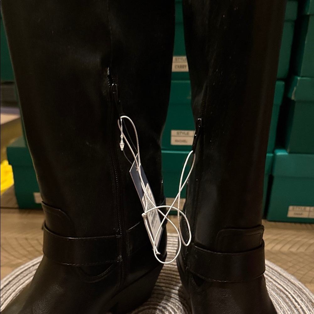 2/$25 Universal thread Black Boots size 6.5 NWT - Picture 2 of 4